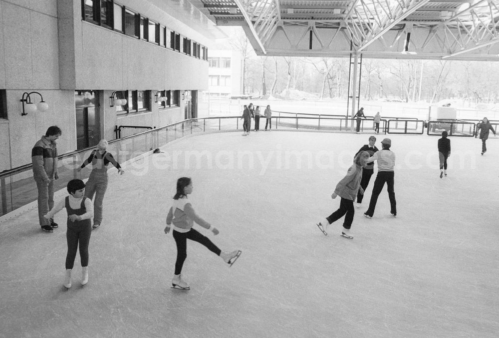 GDR image archive: Berlin - The skating road, called also Polarium, in the sports centre and recreation centre (SEZ) in Berlin, the former capital of the GDR, German democratic republic