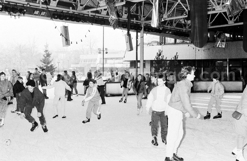 GDR photo archive: Berlin-Mitte - Eislaufen im SEZ 27.12.89