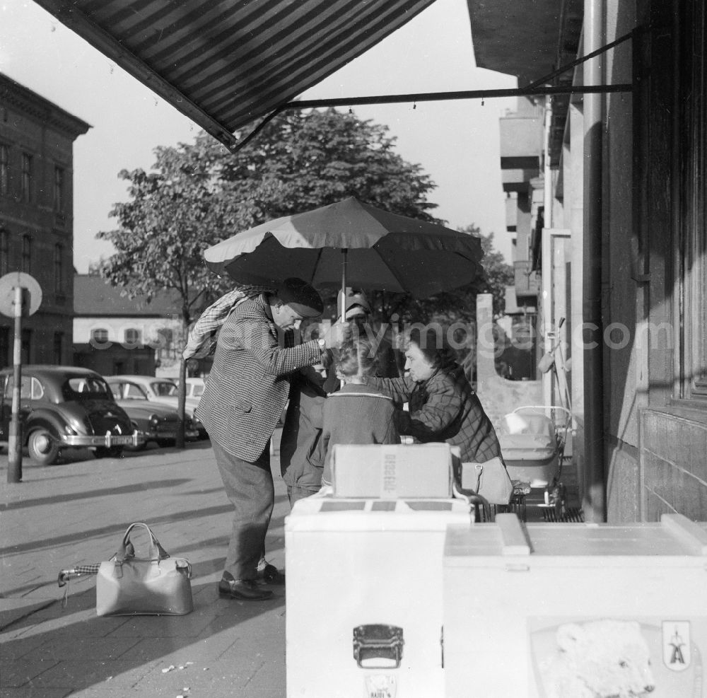 GDR picture archive: Berlin - Ice-cream parlour on the street in Berlin, the former capital of the GDR, German democratic republic