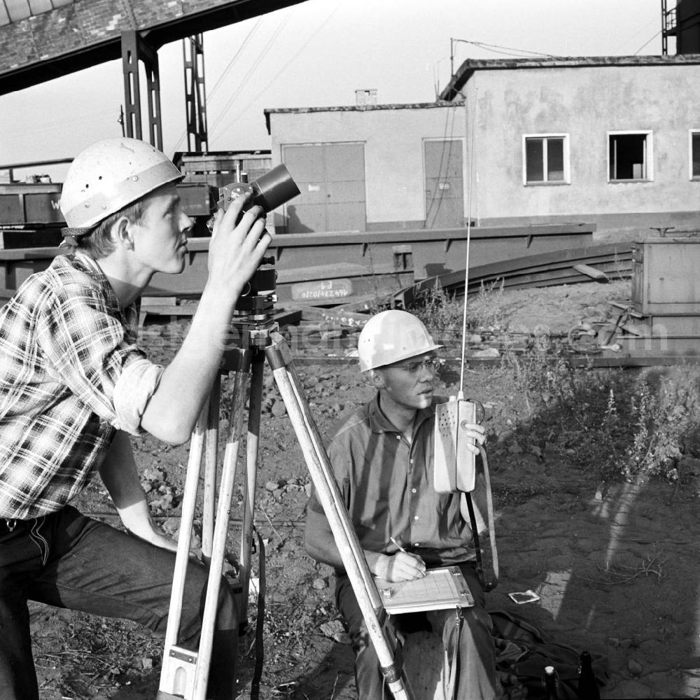Eisenhüttenstadt: Zwei Vermessungstechniker arbeiten auf dem Werksgelände im Eisenhüttenkombinat Ost (EKO) in Eisenhüttenstadt. Am 18. August 195