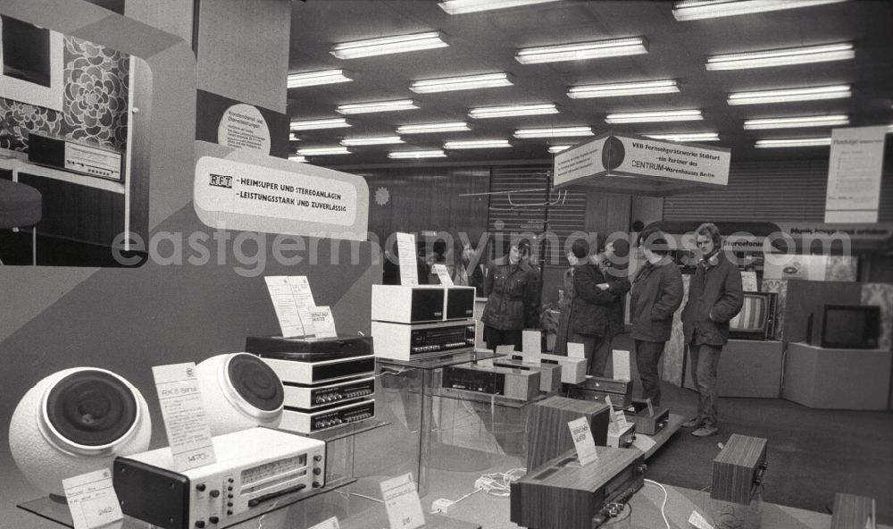 GDR image archive: Berlin - Such as radios, stereos, speakers and Turntable - sales exhibition at the department store in East Berlin, the products are on display for customers. Foto: ddrbildarchiv.de Test