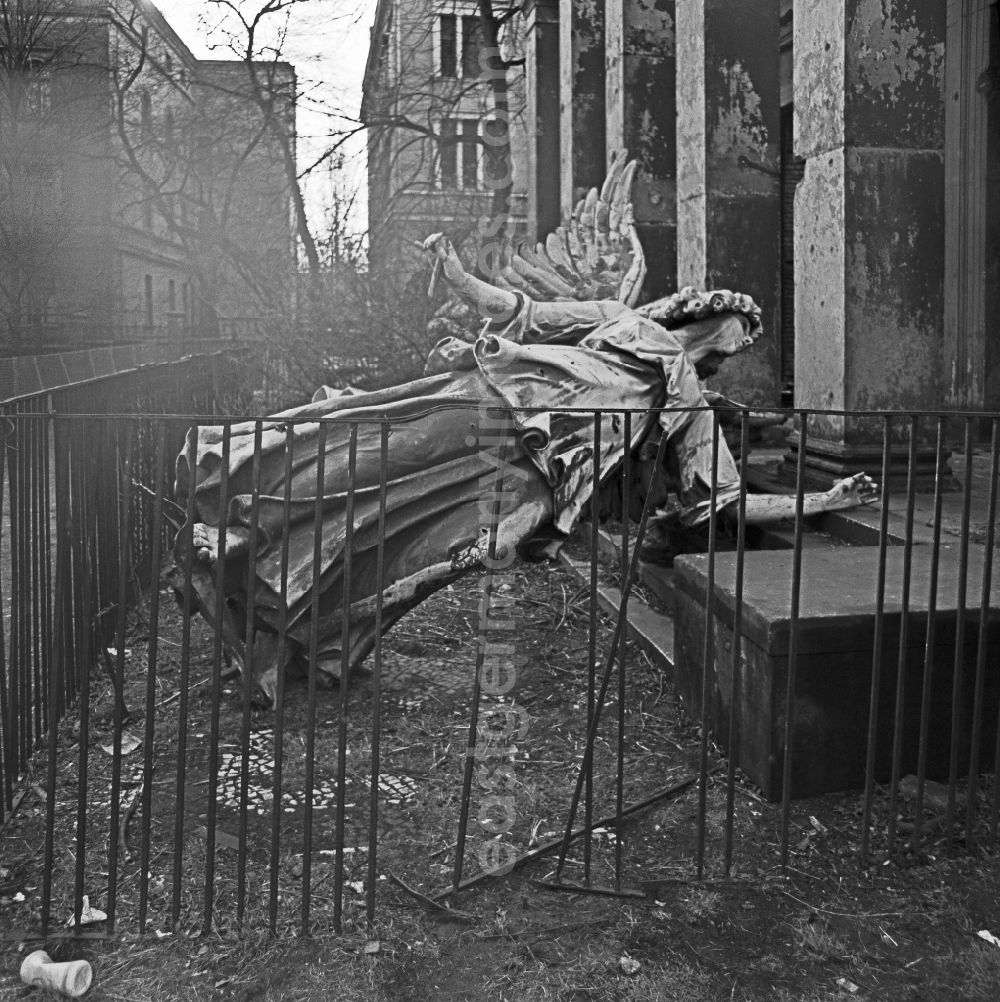 GDR picture archive: Berlin - Entrance steps of the Elisabethkirche church with a discarded angel figure from the Berlin Cathedral on Invalidenstrasse - Elisabethkirchstrasse in Berlin East Berlin on the territory of the former GDR, German Democratic Republic