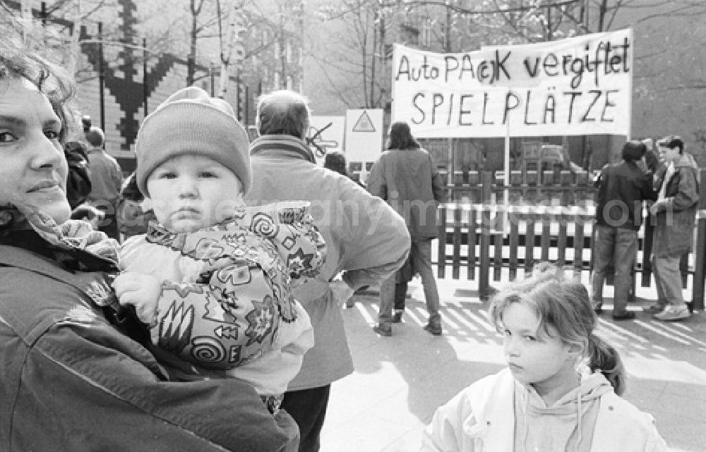 GDR photo archive: Berlin / Tiergarten - Eltern sperren vergifteten Spielplatz in Tiergarten 10.