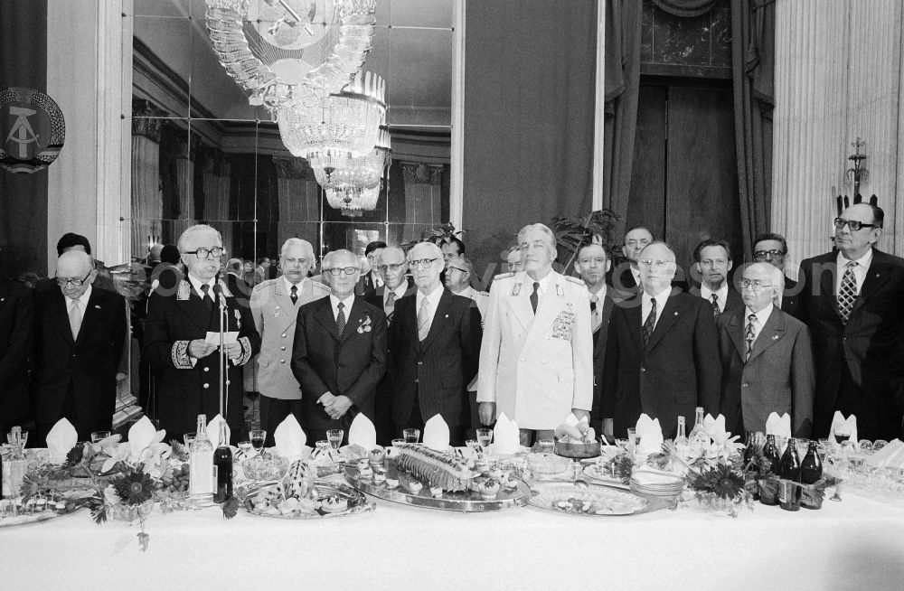 GDR picture archive: Berlin - Reception in the Embassy of the USSR (Union of Soviet Socialist Republics) on the occasion of the 34th anniversary of the liberation in Berlin, the former capital of the GDR, German Democratic Republic