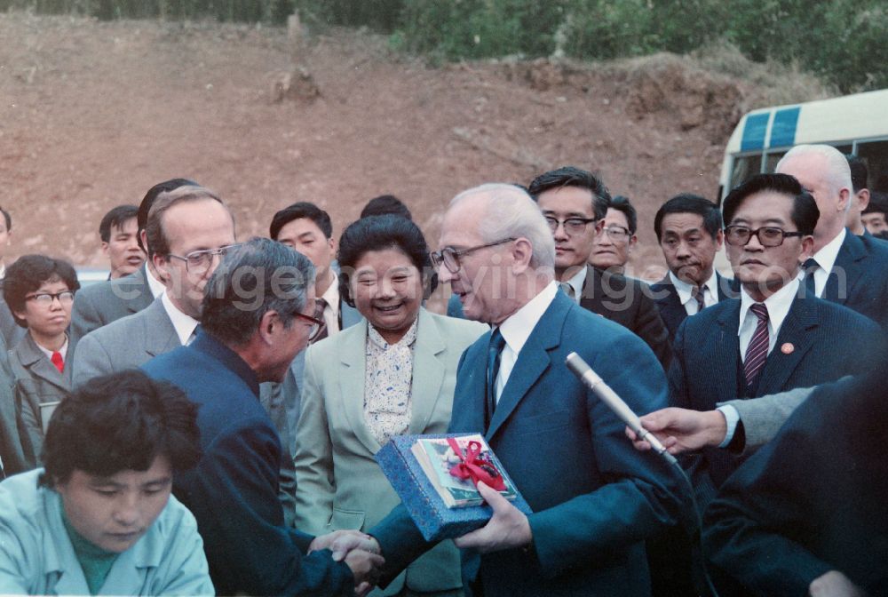 GDR image archive: Nanjing - Reception for the General Secretary of the SED and Chairman of the State Council of the GDR Erich Honecker as part of a state visit lasting several days in the Jiangning district of Nanjing in China
