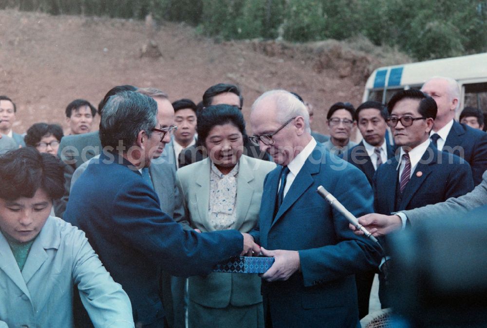 GDR photo archive: Nanjing - Reception for the General Secretary of the SED and Chairman of the State Council of the GDR Erich Honecker as part of a state visit lasting several days in the Jiangning district of Nanjing in China