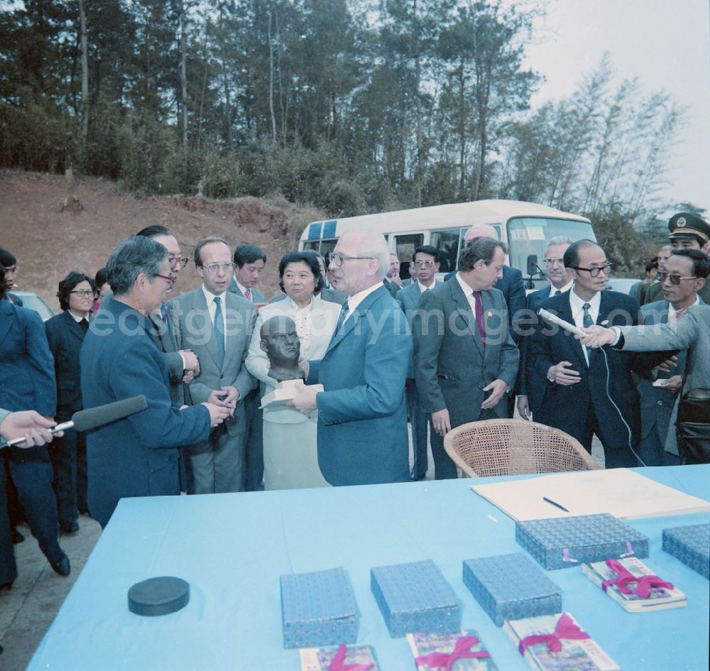 GDR picture archive: Nanjing - Reception for the General Secretary of the SED and Chairman of the State Council of the GDR Erich Honecker as part of a state visit lasting several days in the Jiangning district of Nanjing in China