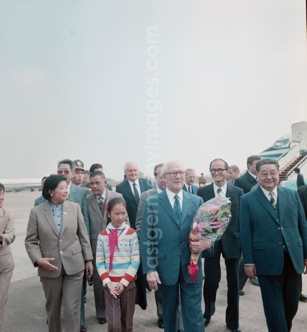 GDR image archive: Nanjing - Reception for the General Secretary of the SED and Chairman of the State Council of the GDR Erich Honecker at the airport in the Jiangning district of Nanjing in China