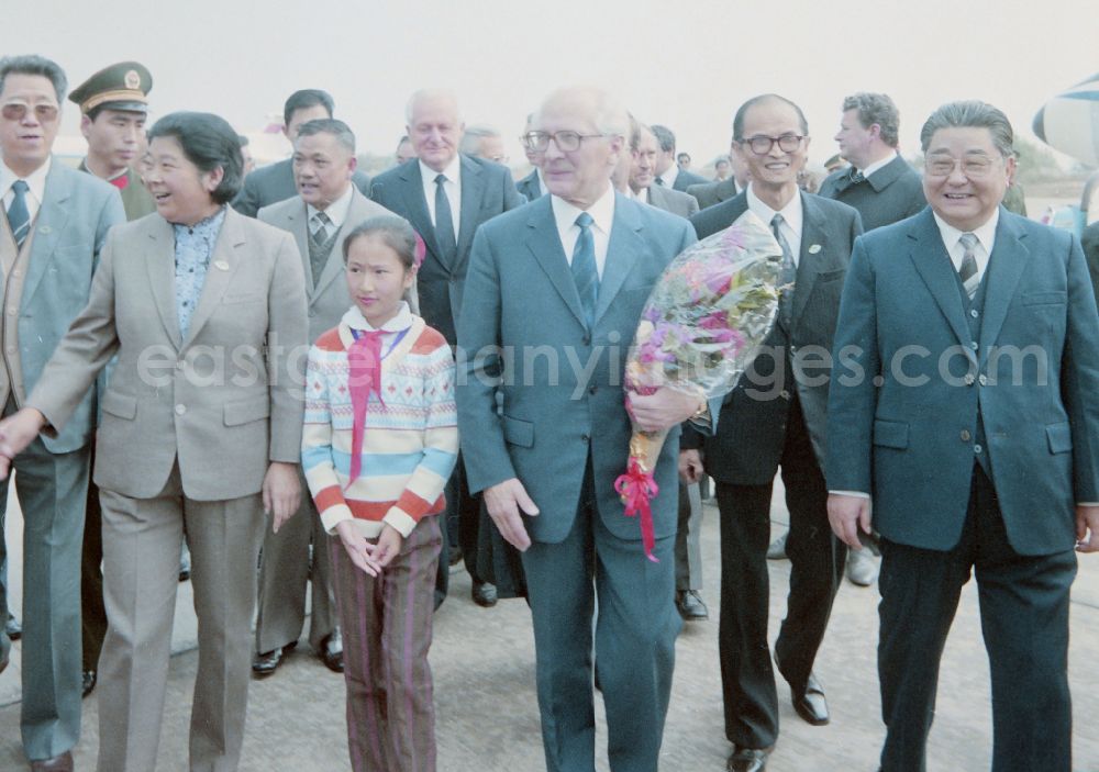 GDR photo archive: Nanjing - Reception for the General Secretary of the SED and Chairman of the State Council of the GDR Erich Honecker at the airport in the Jiangning district of Nanjing in China