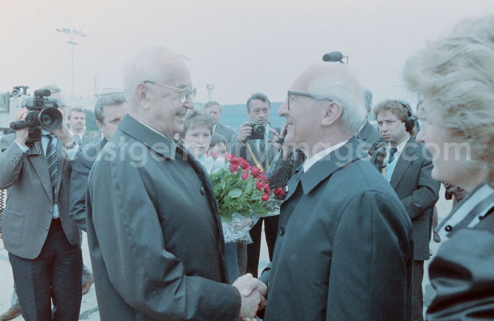 Prag: State ceremony and reception of the General Secretary of the SED and Chairman of the State Council of the GDR Erich Honecker by the General Secretary of the Communist Party of Czechoslovakia KSC Gustav Husak at the airport in Prague in the Czech Republic in the CSSR