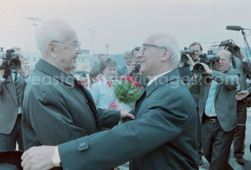 GDR image archive: Prag - State ceremony and reception of the General Secretary of the SED and Chairman of the State Council of the GDR Erich Honecker by the General Secretary of the Communist Party of Czechoslovakia KSC Gustav Husak at the airport in Prague in the Czech Republic in the CSSR
