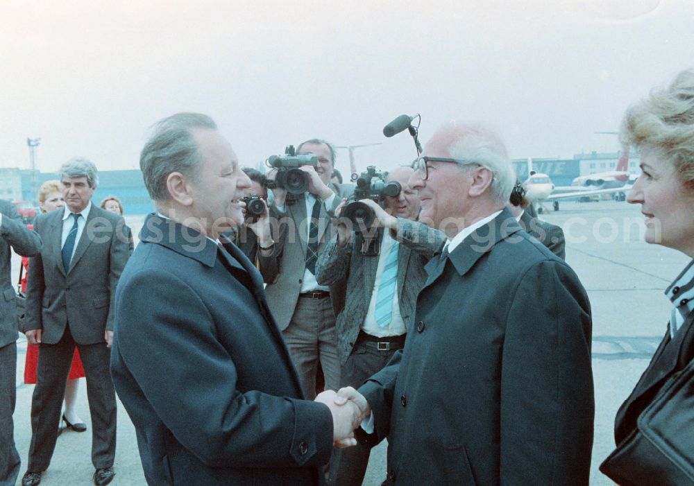 GDR photo archive: Prag - State ceremony and reception of the General Secretary of the SED and Chairman of the State Council of the GDR Erich Honecker by the General Secretary of the Communist Party of Czechoslovakia KSC Milous Jakes at the airport in Prague in the Czech Republic in the CSSR