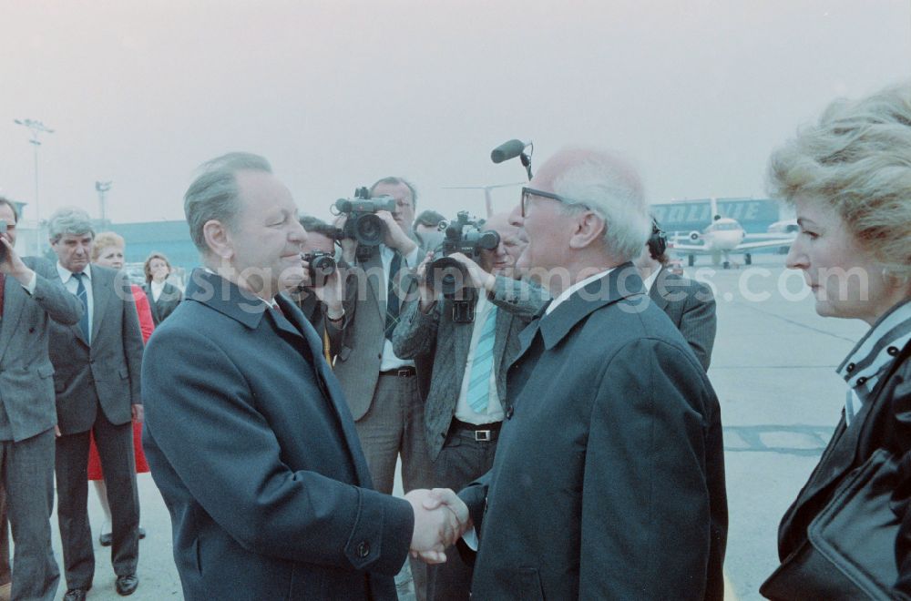 GDR picture archive: Prag - State ceremony and reception of the General Secretary of the SED and Chairman of the State Council of the GDR Erich Honecker by the General Secretary of the Communist Party of Czechoslovakia KSC Milous Jakes at the airport in Prague in the Czech Republic in the CSSR