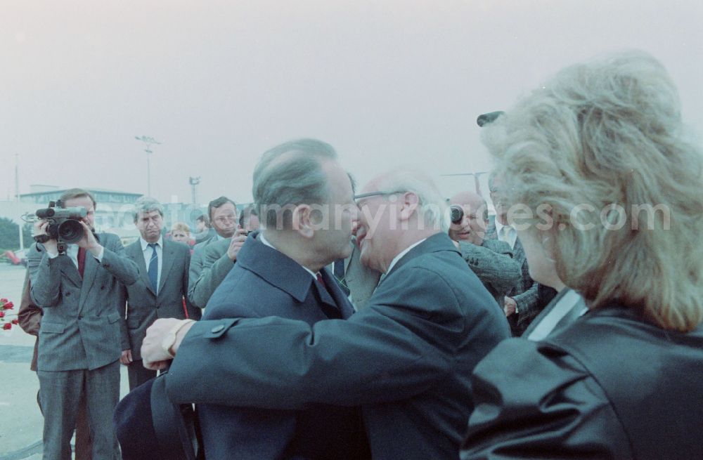 Prag: State ceremony and reception of the General Secretary of the SED and Chairman of the State Council of the GDR Erich Honecker by the General Secretary of the Communist Party of Czechoslovakia KSC Milous Jakes at the airport in Prague in the Czech Republic in the CSSR