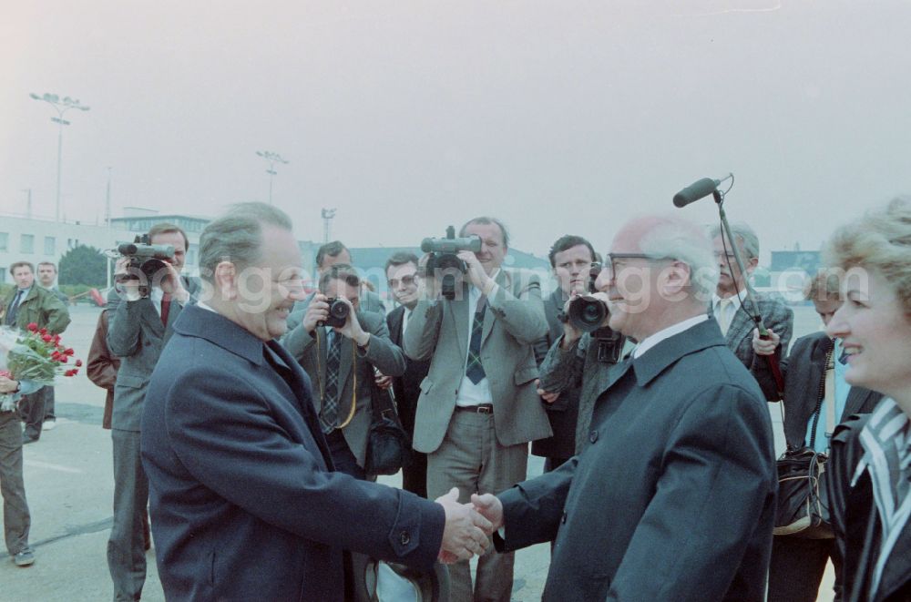 GDR image archive: Prag - State ceremony and reception of the General Secretary of the SED and Chairman of the State Council of the GDR Erich Honecker by the General Secretary of the Communist Party of Czechoslovakia KSC Milous Jakes at the airport in Prague in the Czech Republic in the CSSR