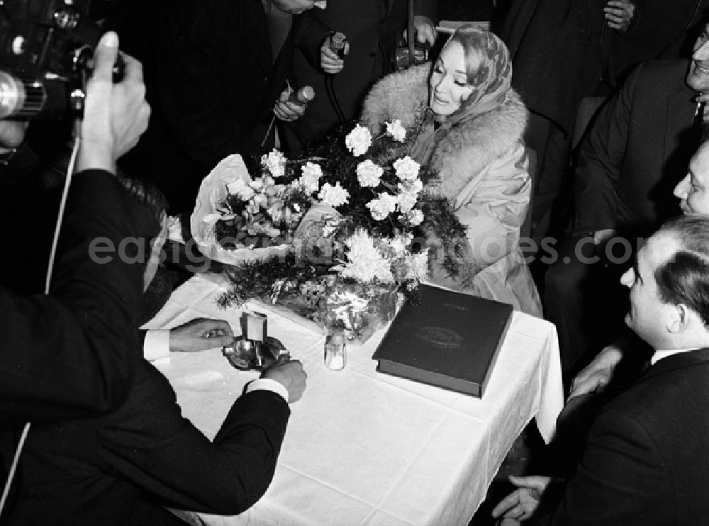 GDR photo archive: Berlin - Ankunft von Marlene Dietrich mit einer IL18 auf dem Zentralflughafen der INTERFLUG in Berlin-Schönefeld und Empfang durch den DDR-Kulturminister und Schauspieler Wolf Kaiser an der Gangway und im Empfangsgebäude der DDR-Regierung am Flughafen Schönefeld.