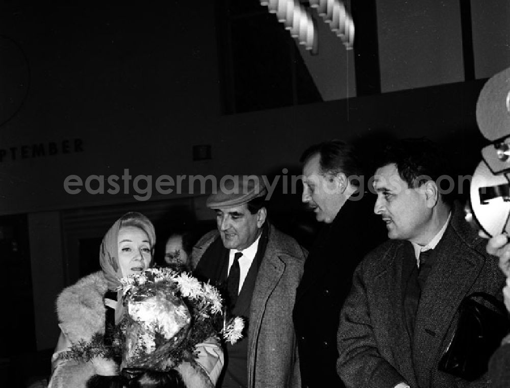 GDR photo archive: Berlin - Ankunft von Marlene Dietrich mit einer IL18 auf dem Zentralflughafen der INTERFLUG in Berlin-Schönefeld und Empfang durch den DDR-Kulturminister und Schauspieler Wolf Kaiser an der Gangway und im Empfangsgebäude der DDR-Regierung am Flughafen Schönefeld.