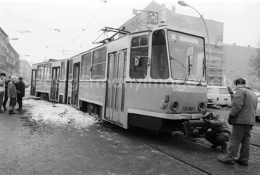 GDR photo archive: Berlin - The jumped the track TATRA Tram of the line 28 on the Anton's place in the district Weissensee in Berlin, the former capital of the GDR, German democratic republic