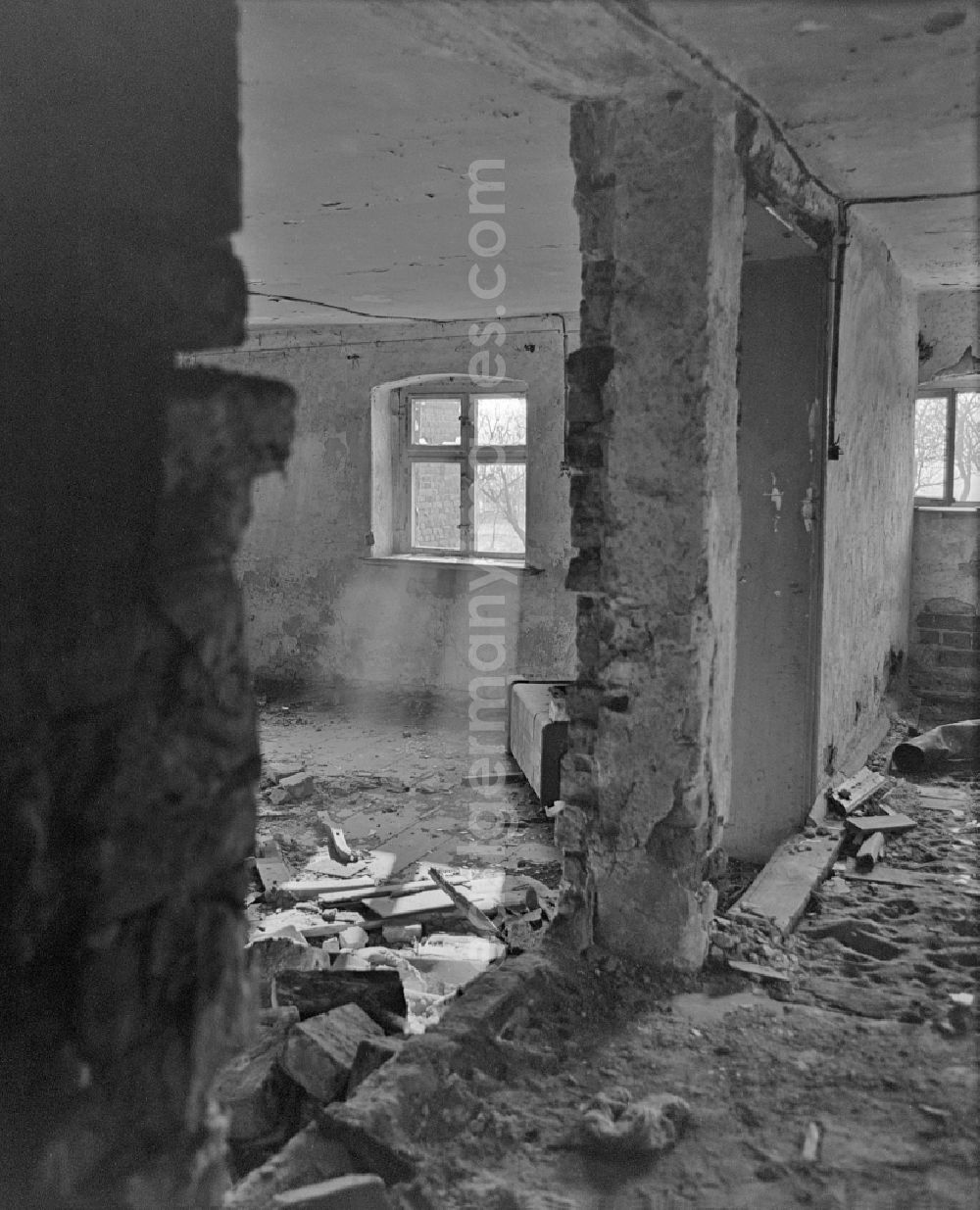 GDR image archive: Tschelln - Demolition work on cleared and depopulated areas to expand the opencast mine for brown coal mining in Tschelln, Saxony on the territory of the former GDR, German Democratic Republic