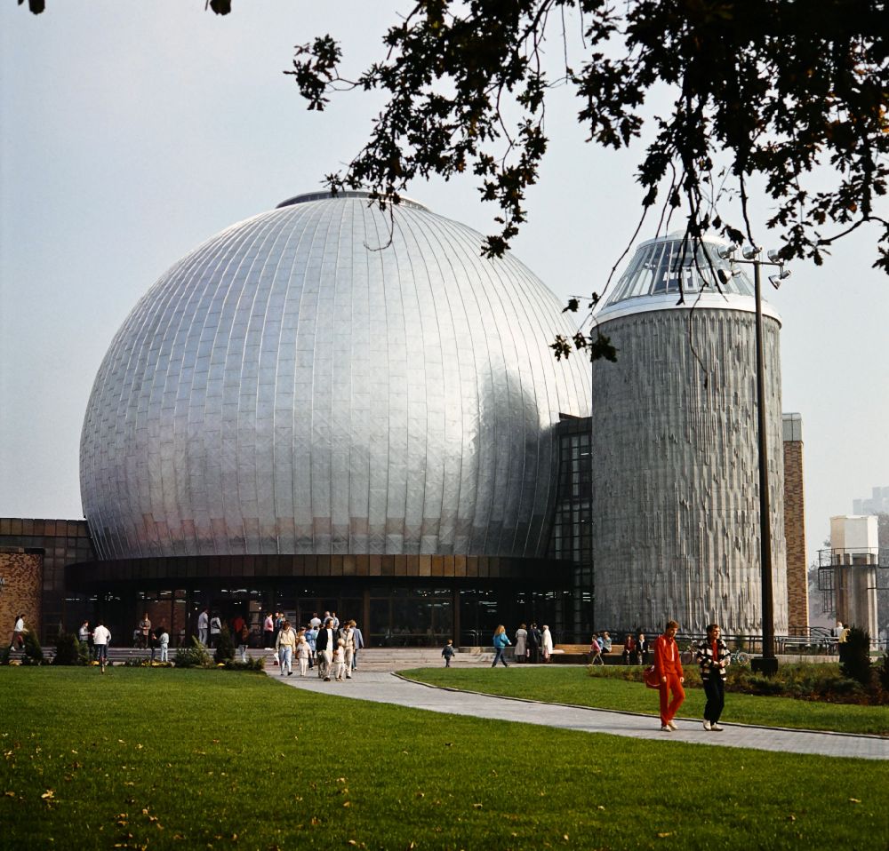 GDR image archive: Berlin - The Zeiss - Large Planetarium on the day of its opening in Prenzlauer Berg in Berlin Eastberlin on the territory of the former GDR, German Democratic Republic. It was built according to the plans of the architect Erhardt Gisske