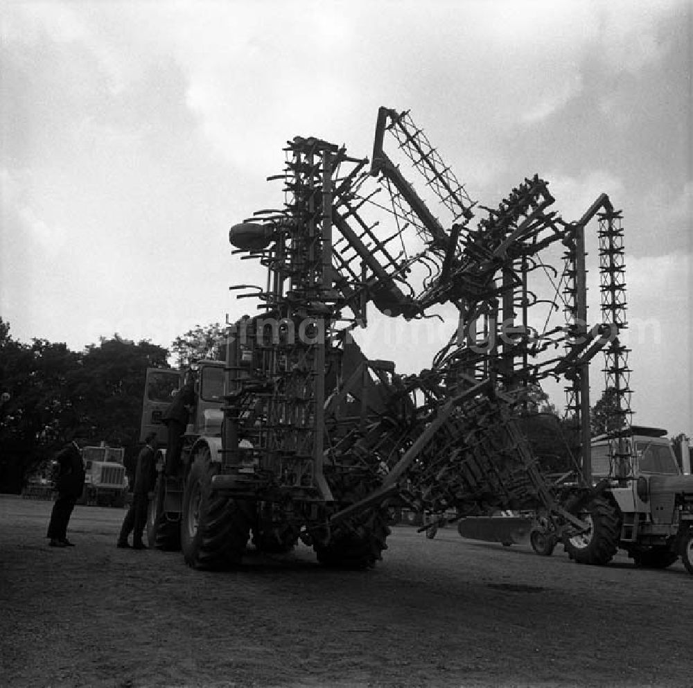 GDR picture archive: Markkleeberg - Eröffnung der Landwirtschaftsausstellung AGRA 7
