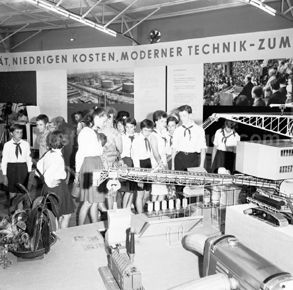 GDR image archive: Berlin - Pioniere / Pionier stehen bei der Eröffnung der Ausstellung Uns allen zum Nutzen vor Modellen von Maschienentechnik. Anläßlich zum 7
