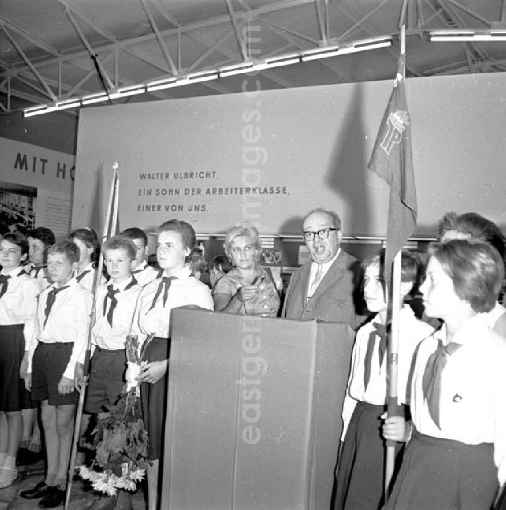 GDR photo archive: Berlin - Vertreter der Regierung bei Ansprache hinter dem Rednerpult bei der Eröffnung der Ausstellung Uns allen zum Nutzen, Pioniere / Pionier stehen drumherum. Anläßlich zum 7