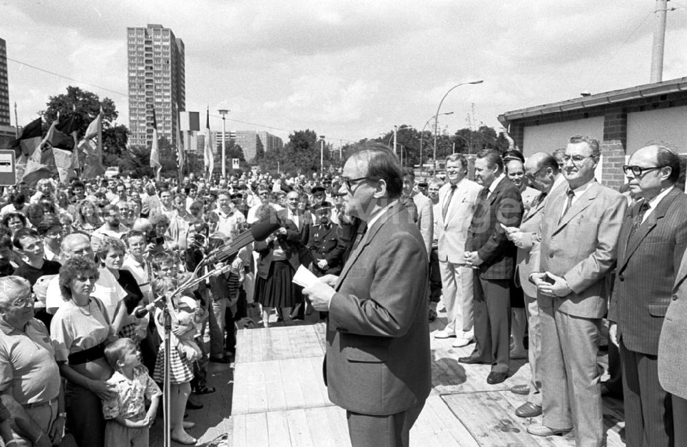 GDR photo archive: Berlin - Eröffnung der U-Bahnlinie E, in Anwesenheit von Minister Arndt, Genossen Schabowski und Krack 30.