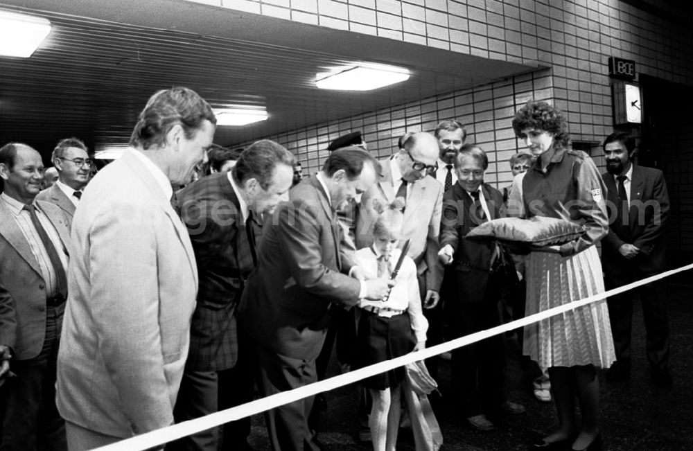 GDR image archive: Berlin - Eröffnung der U-Bahnlinie E, in Anwesenheit von Minister Arndt, Genossen Schabowski und Krack 30.