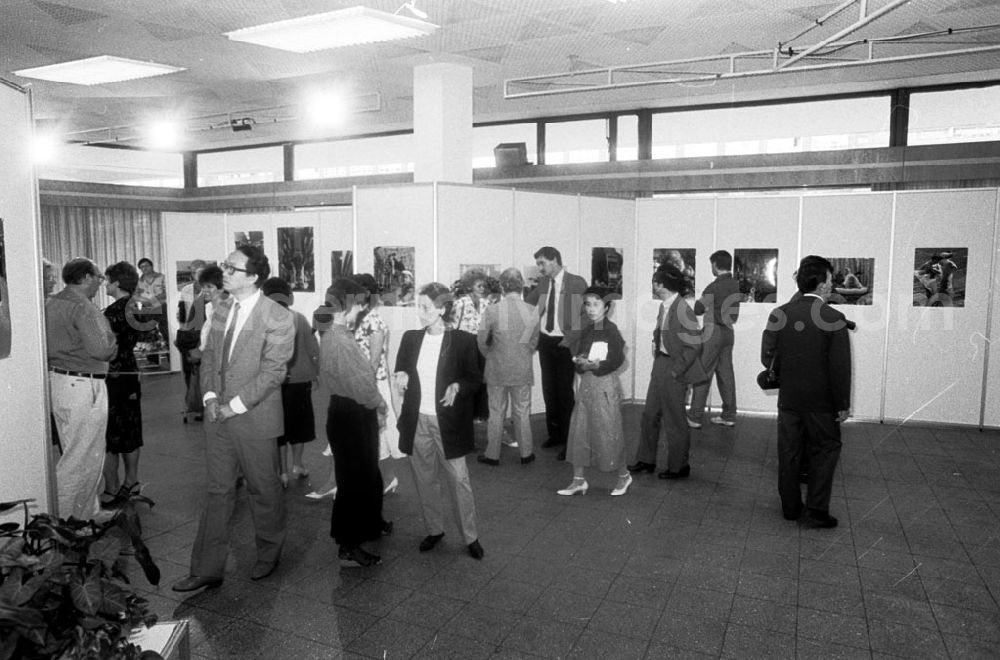 GDR photo archive: Berlin-Mitte - Eröffnung der ersten Fotoausstellung der chinesischen Nachrichten- und Bildagentur ANA am Fernsehturm 20.
