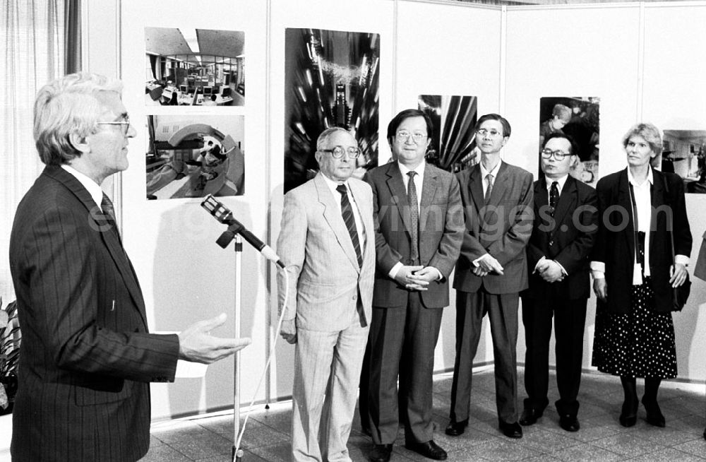 GDR picture archive: Berlin-Mitte - Eröffnung der ersten Fotoausstellung der chinesischen Nachrichten- und Bildagentur ANA am Fernsehturm 20.