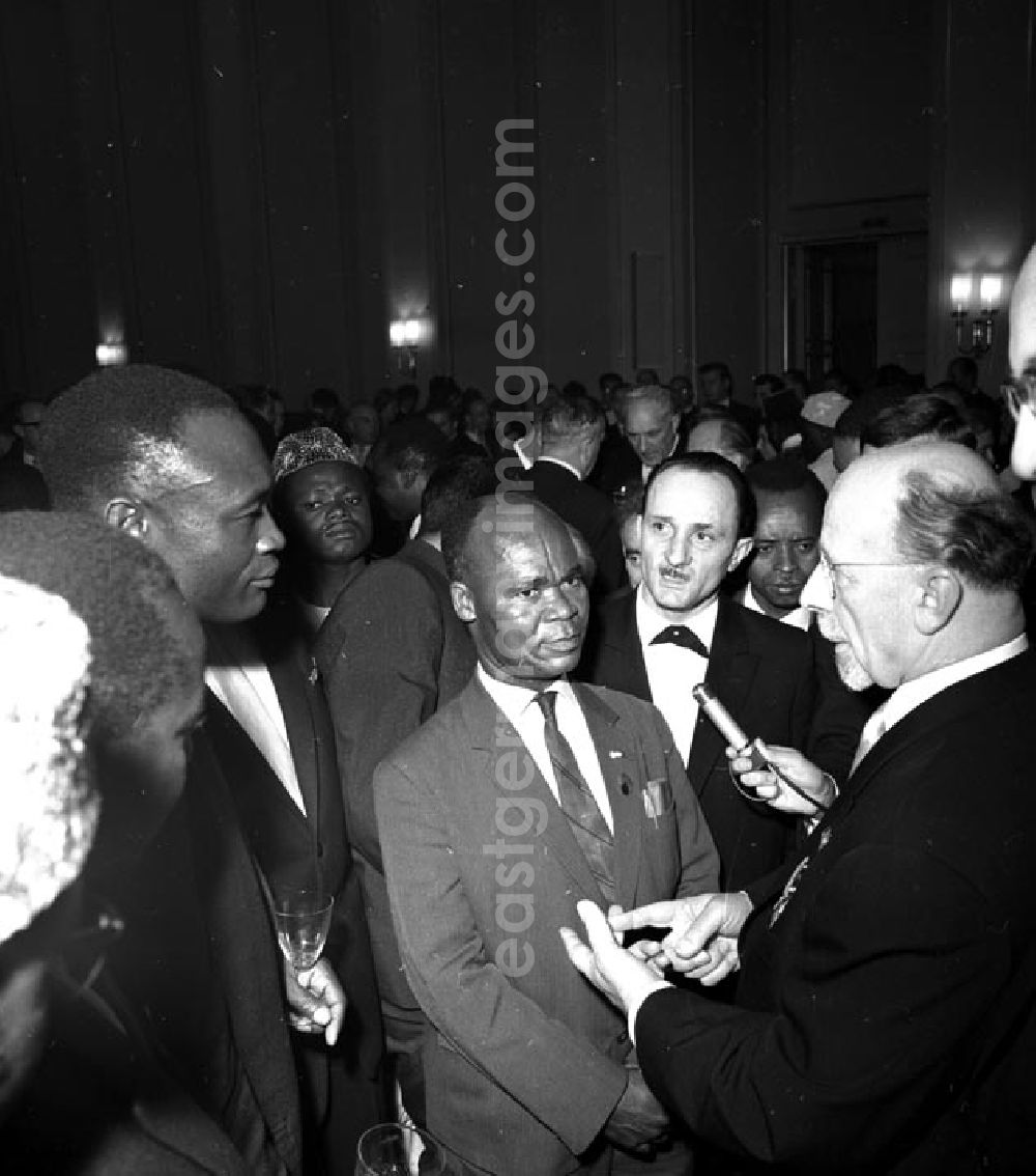 GDR photo archive: Berlin - Eröffnung 6. FDGB-Kongress (19.-23.11.1963), Walter Ulbricht mit afrikanischen Delegierten im Gespräch.