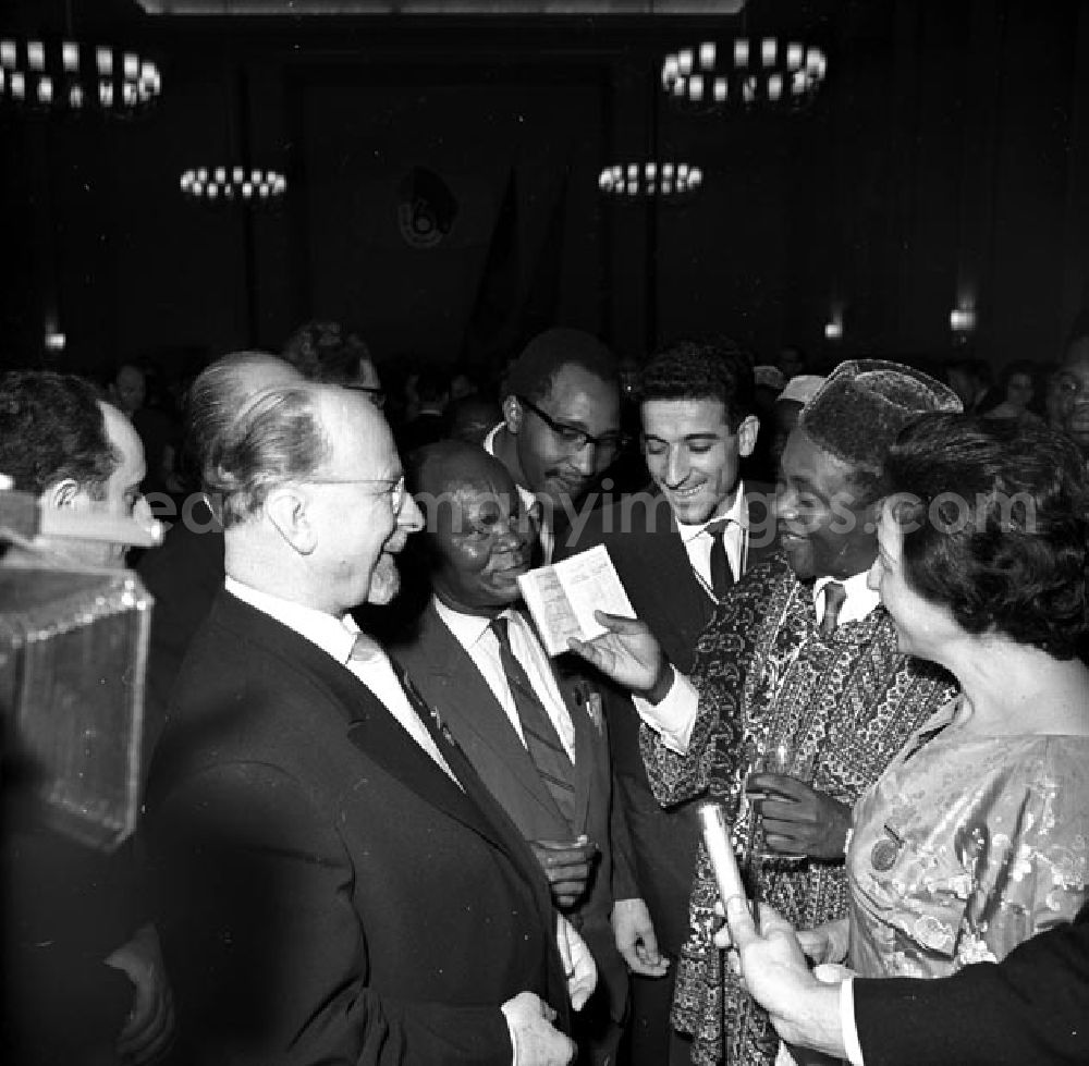 GDR image archive: Berlin - Eröffnung 6. FDGB-Kongress (19.-23.11.1963), Walter Ulbricht mit afrikanischen Delegierten im Gespräch. Ulbricht zeigt sein FDGB Mitgliedsbuch.