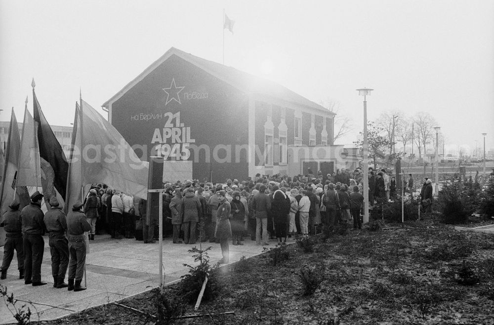 GDR image archive: Berlin - Opening of the history cabinet of today's House of Liberation in Leninallee, today's Landsberger Allee 563 in the district Marzahn in Berlin, the former capital of the GDR, German Democratic Republic. On the gable wall there is a white letter April 21, 1945 above it and a star in Cyrillic letters the words Probjeda (Sieg) and Na Berlin (Nach Berlin). Guests and visitors in front of the building