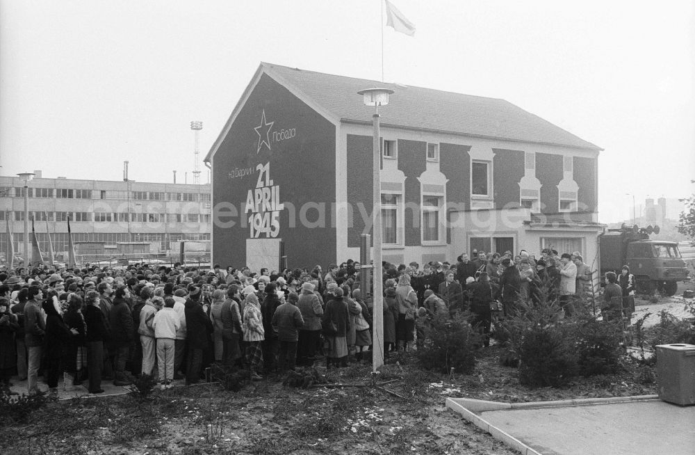 GDR photo archive: Berlin - Opening of the history cabinet of today's House of Liberation in Leninallee, today's Landsberger Allee 563 in the district Marzahn in Berlin, the former capital of the GDR, German Democratic Republic. On the gable wall there is a white letter April 21, 1945 above it and a star in Cyrillic letters the words Probjeda (Sieg) and Na Berlin (Nach Berlin). Guests and visitors in front of the building