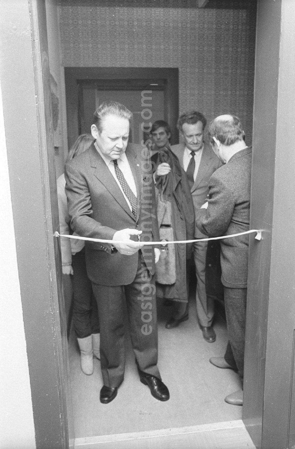 GDR image archive: Berlin - Opening of the history cabinet of today's House of Liberation in Leninallee, today's Landsberger Allee 563 in the district Marzahn in Berlin, the former capital of the GDR, German Democratic Republic. Guenter Schabowski, Secretary of the Central Committee of the SED Socialist Unity Party of Germany, cuts the opening ribbon in the building