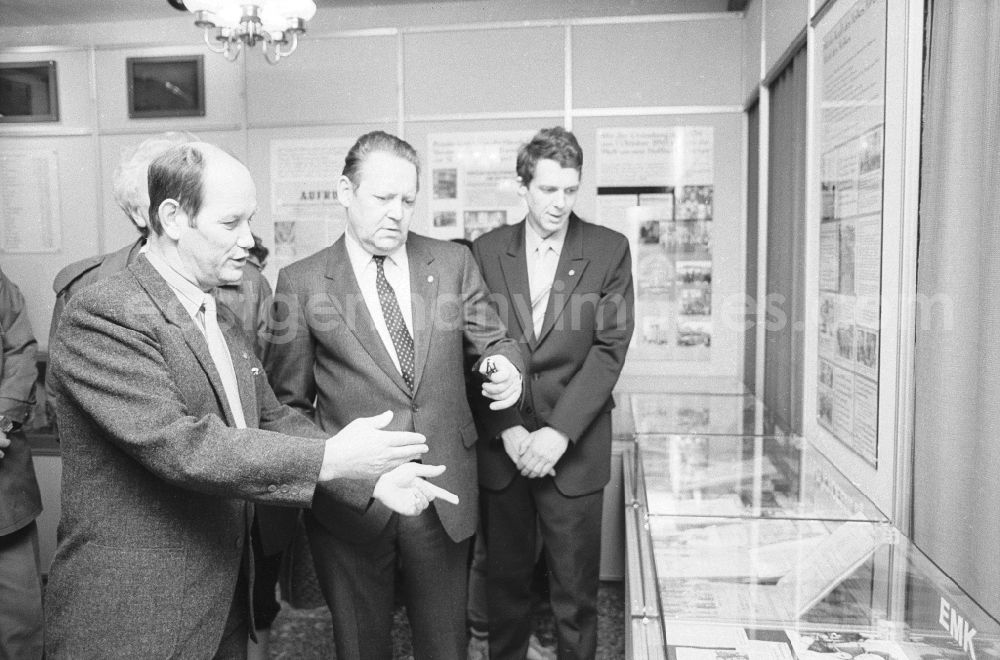 GDR photo archive: Berlin - Opening of the history cabinet of today's House of Liberation in Leninallee, today's Landsberger Allee 563 in the district Marzahn in Berlin, the former capital of the GDR, German Democratic Republic. Guenter Schabowski, Secretary of the Central Committee of the SED Socialist Unity Party of Germany, in conversation with the exhibition manager in the building