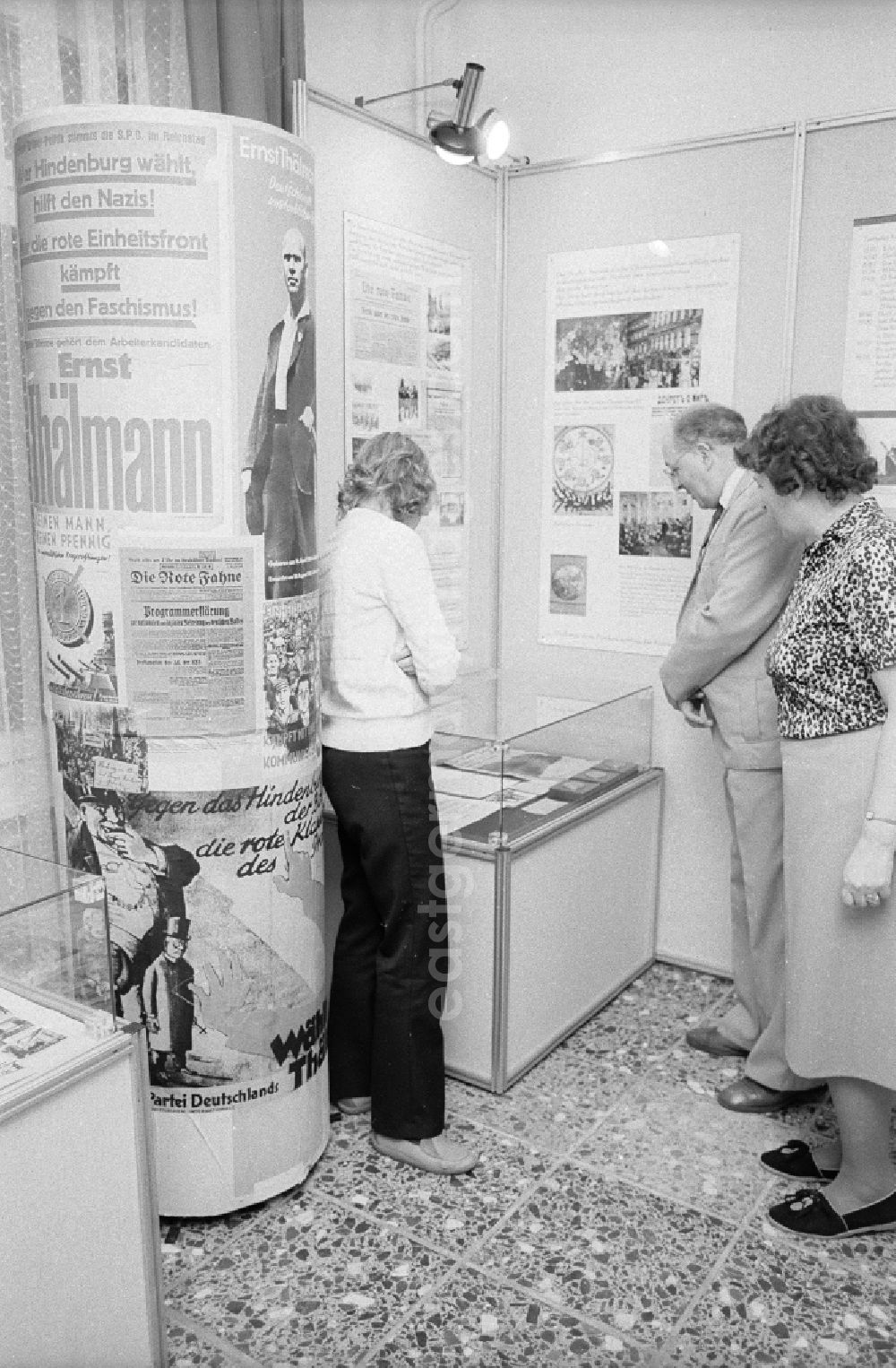GDR image archive: Berlin - Opening of the history cabinet of today's House of Liberation in Leninallee, today's Landsberger Allee 563 in the district Marzahn in Berlin, the former capital of the GDR, German Democratic Republic. Visitors in front of a display case with exhibits and historical information