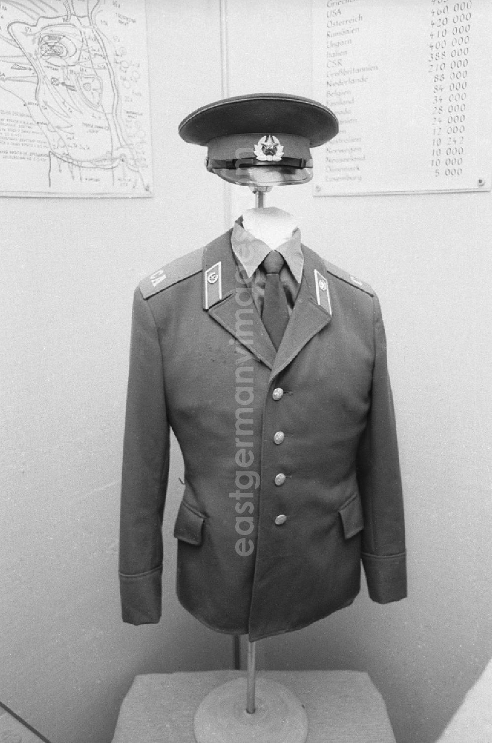 GDR picture archive: Berlin - Opening of the history cabinet of today's House of Liberation in Leninallee, today's Landsberger Allee 563 in the district Marzahn in Berlin, the former capital of the GDR, German Democratic Republic. Soviet or russian uniform of a soldier in the exhibition