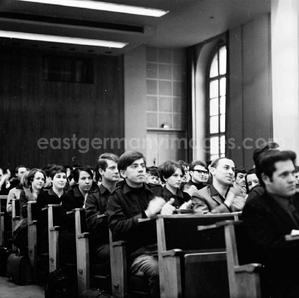 GDR picture archive: Berlin - Eröffnung der 4. Studententage in der Berliner Humboldt- Uni