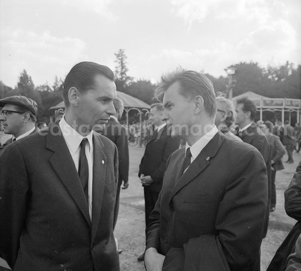 GDR image archive: Berlin - Opening of the VEB cultural park Plaenterwald in Berlin-Treptow. Conversation between representatives of the SED party, on the right Hans Modrow. After the turnaround the park was called Spree Park Berlin