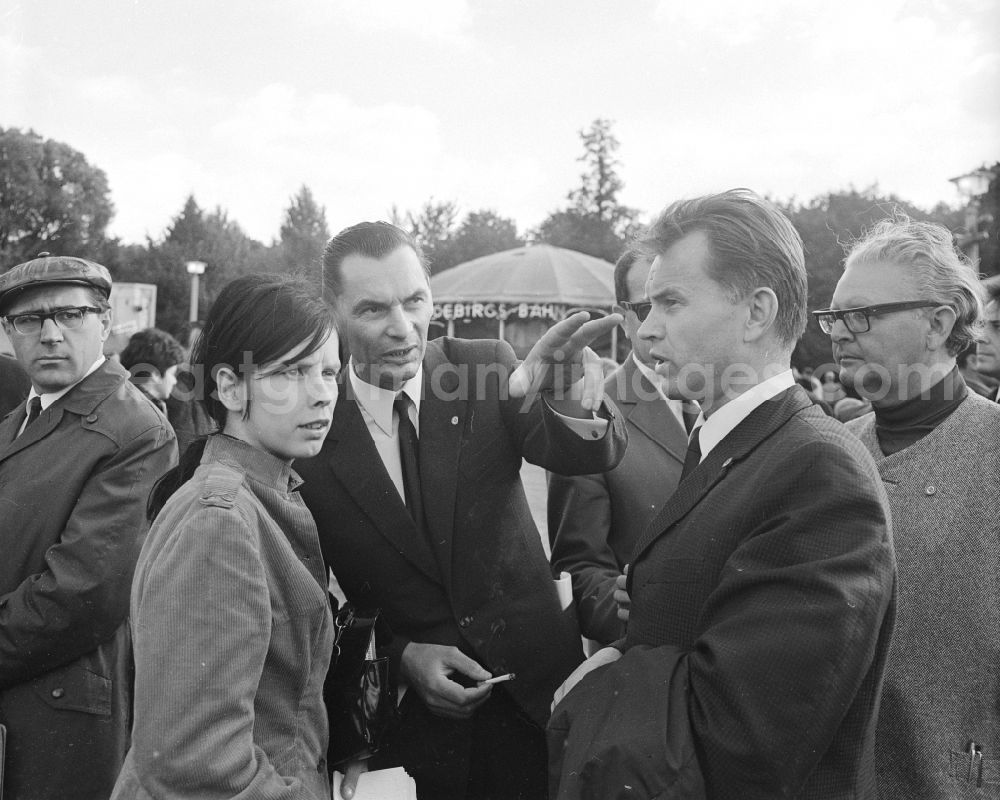 GDR photo archive: Berlin - Opening of the VEB cultural park Plaenterwald in Berlin-Treptow. Conversation between representatives of the SED party, on the right Hans Modrow. After the turnaround the park was called Spree Park Berlin