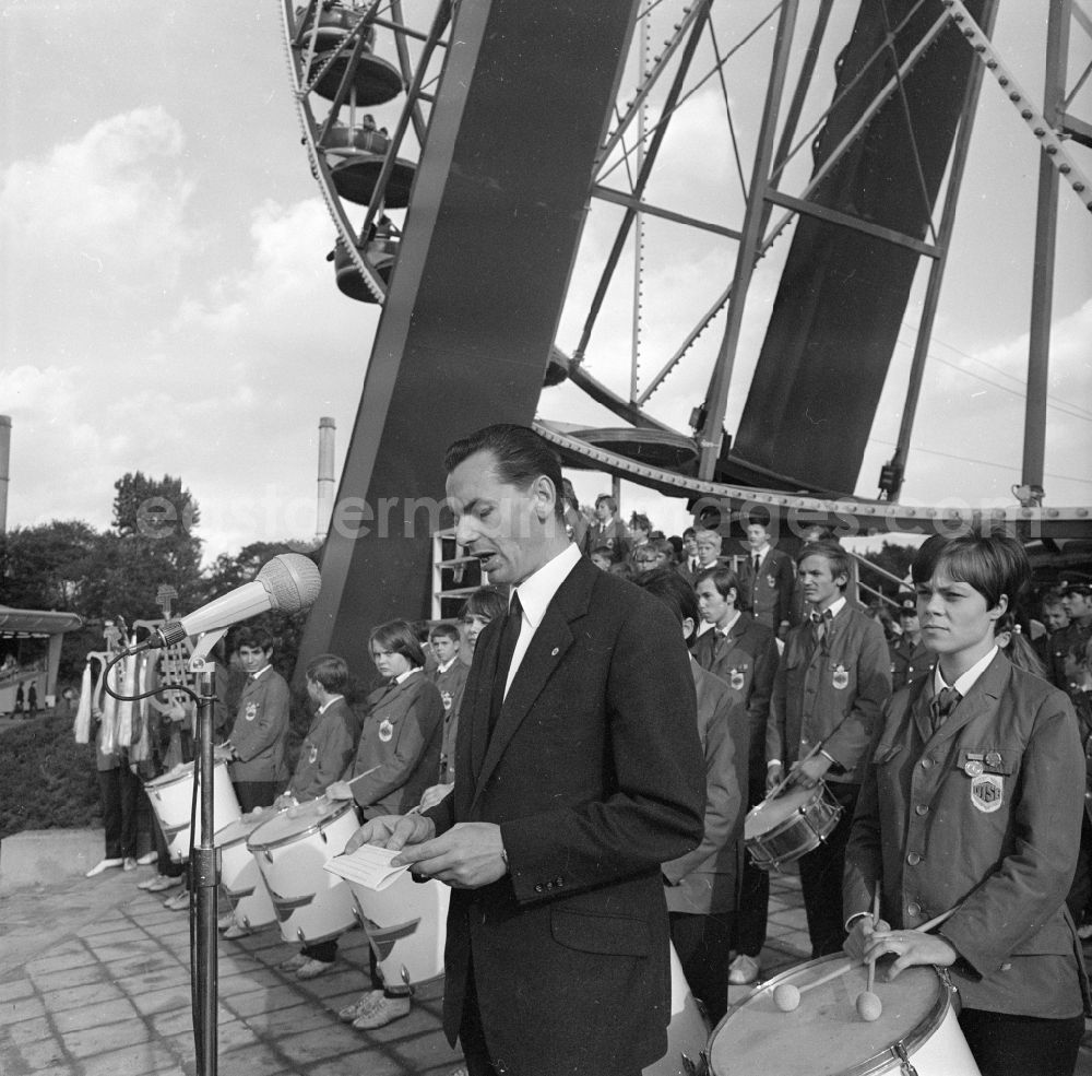 GDR picture archive: Berlin - Opening of the VEB cultural park Plaenterwald in Berlin-Treptow. Representatives of the SED party holds a speech in front of the Ferris wheel. After the turnaround the park was called Spree Park Berlin