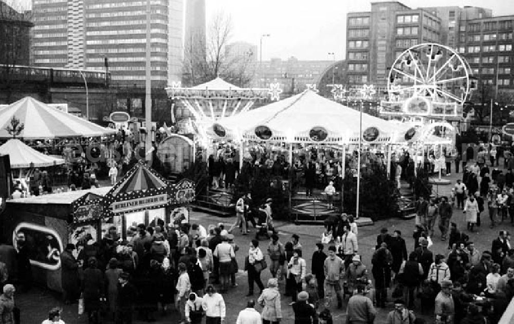 GDR image archive: Berlin - Mitte - 24.11.1987 Eröffnung des Weihnachtsmarktes in Berlin Umschlagnr.: 1297