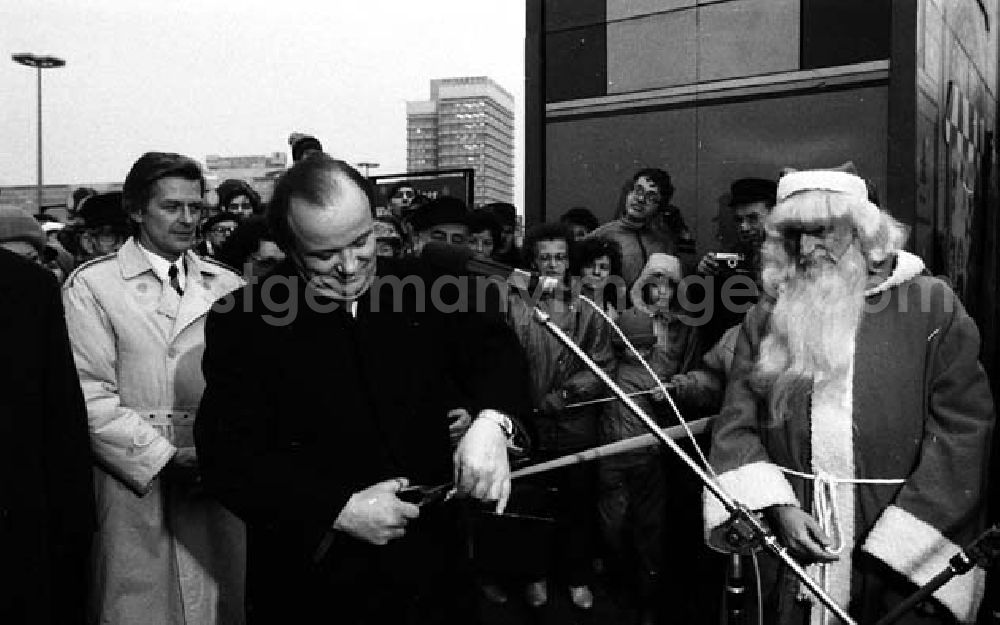 GDR photo archive: Berlin - Mitte - 24.11.1987 Eröffnung des Weihnachtsmarktes in Berlin Umschlagnr.: 1297