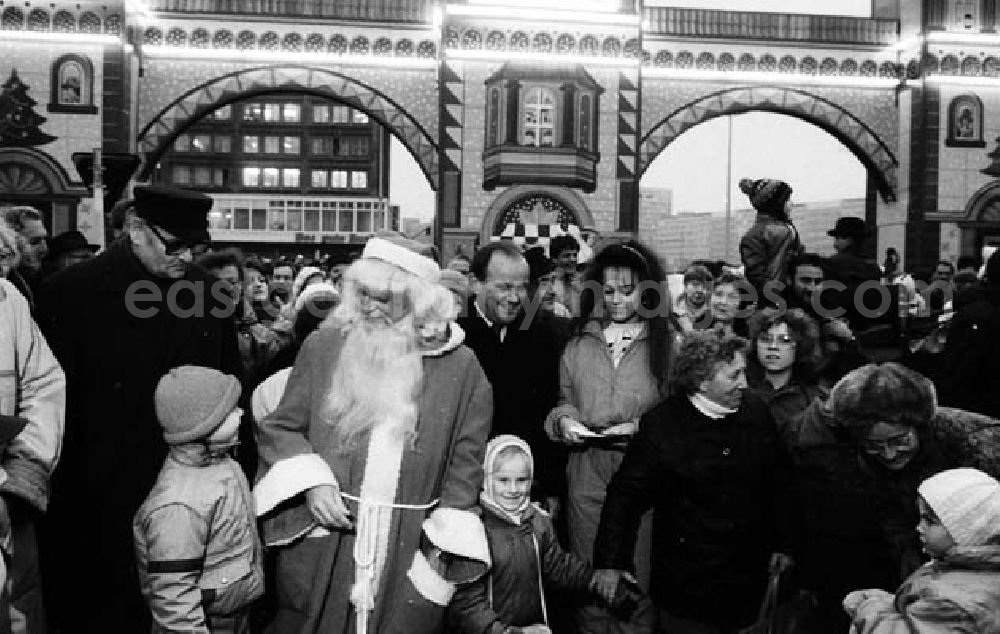 GDR picture archive: Berlin - Mitte - 24.11.1987 Eröffnung des Weihnachtsmarktes in Berlin Umschlagnr.: 1297