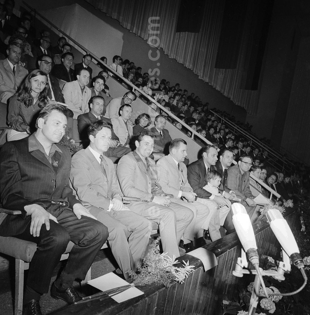 GDR picture archive: Berlin - Opening ceremony of the sports show of the German gymnastic alliance and sports alliance (DTSB) in the generator gymnasium in the sports forum Hohenschoenhausen in Berlin, the former capital of the GDR, German democratic republic
