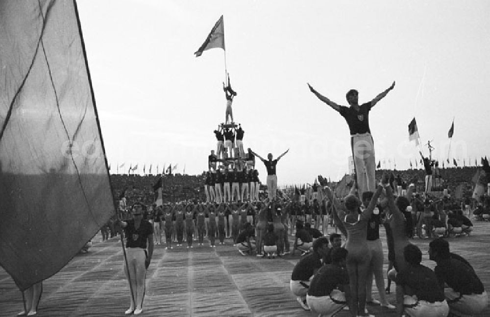 GDR photo archive: Berlin - Eröffnungsveranstaltung Jugend Weltfestspiele im Stadion der Weltjugend.