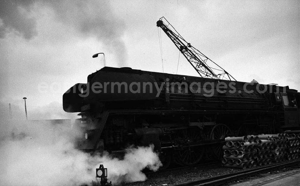 Erfurt: Bahnbetriebswerk der Deutschen Reichsbahn. Eine Dampflok Baureihe 01.5. Diese Lokomotiven gingen aus der Einheitsdampflok Baureihe 01 der 20er und 3