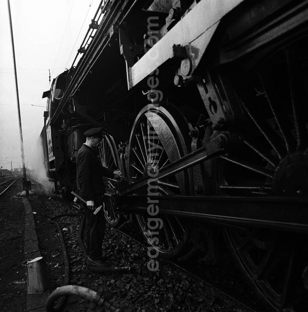 GDR photo archive: Erfurt - Maschinist bei Wartungsarbeiten an einer Dampflok der Deutschen Reichsbahn Baureihe 01.5. Diese Lokomotiven gingen aus der Einheitsdampflok Baureihe 01 der 20er und 3